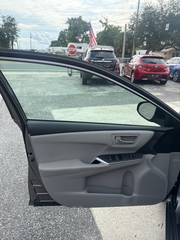 2016 Toyota Camry Image 21