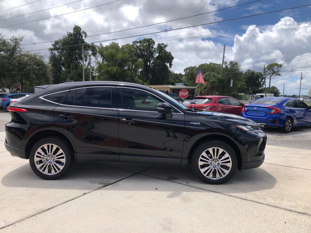 2021 Toyota Venza Image 2