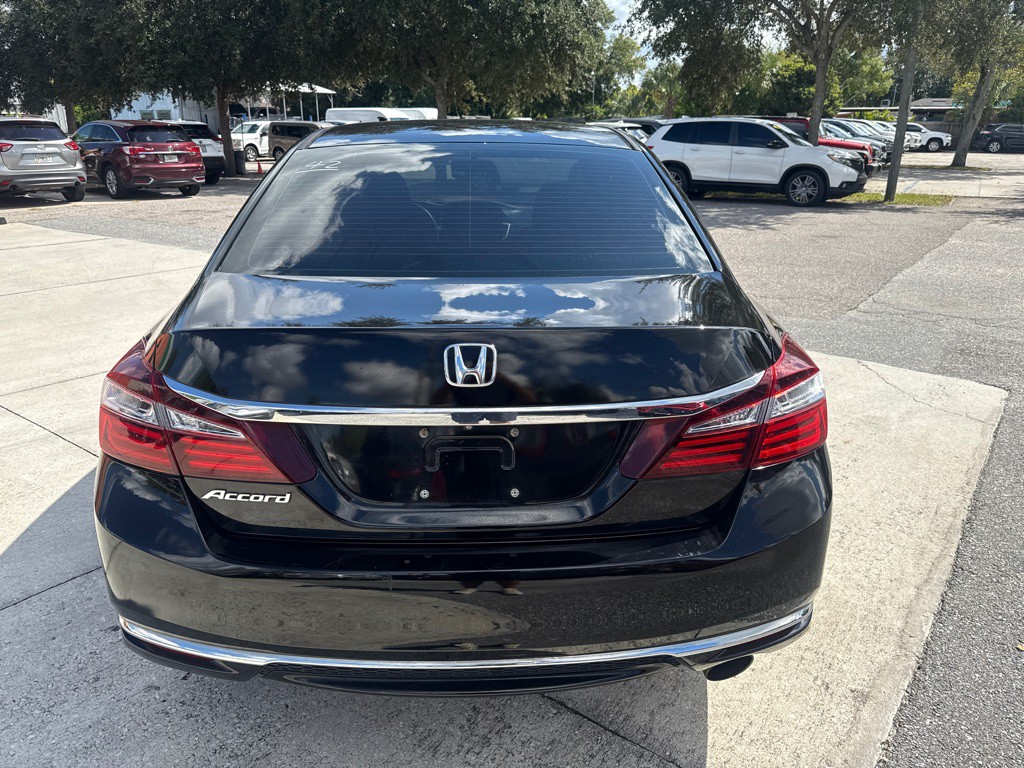 2017 Honda Accord Image 16