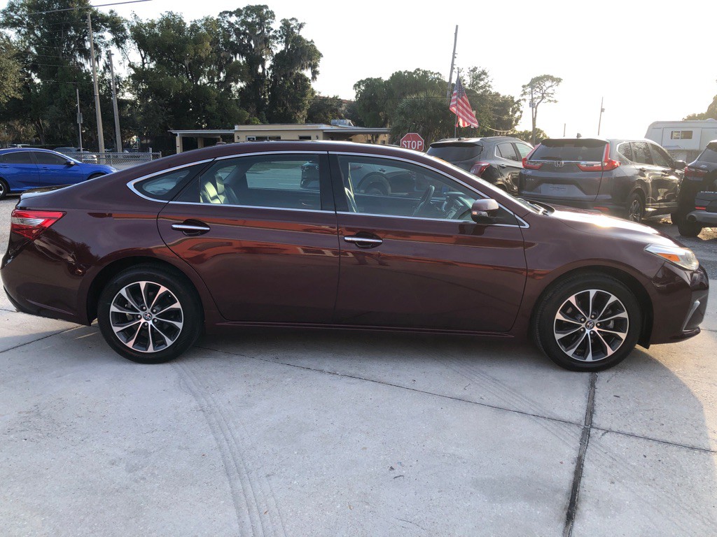 2017 Toyota Avalon Image 2