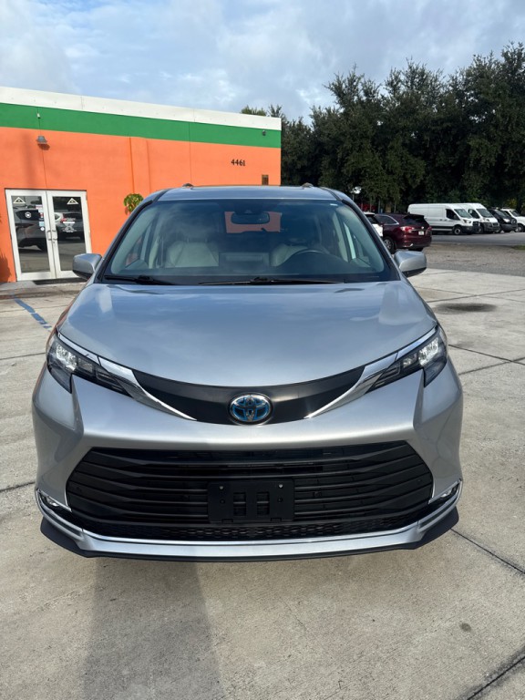 2024 Toyota Sienna Image 2