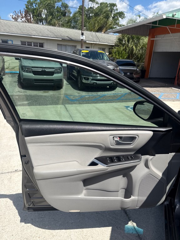 2016 Toyota Camry Image 21