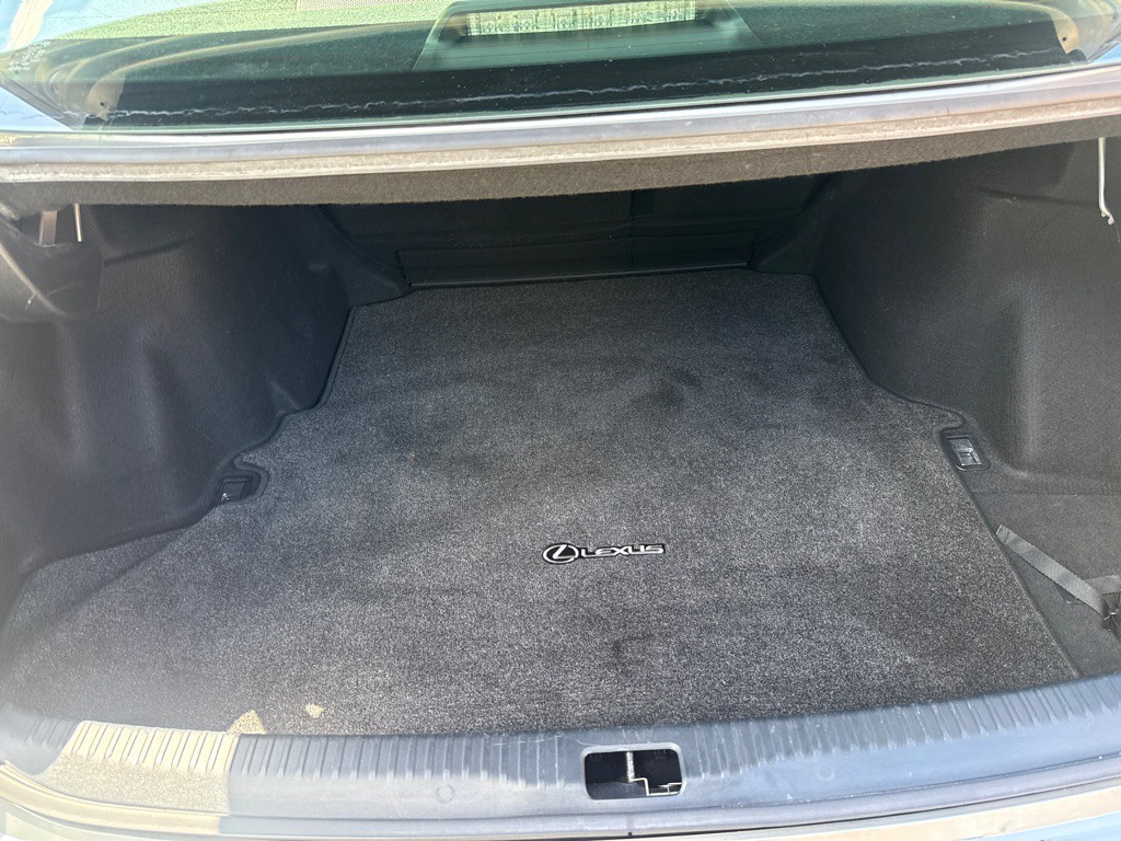 2015 Lexus IS Image 24