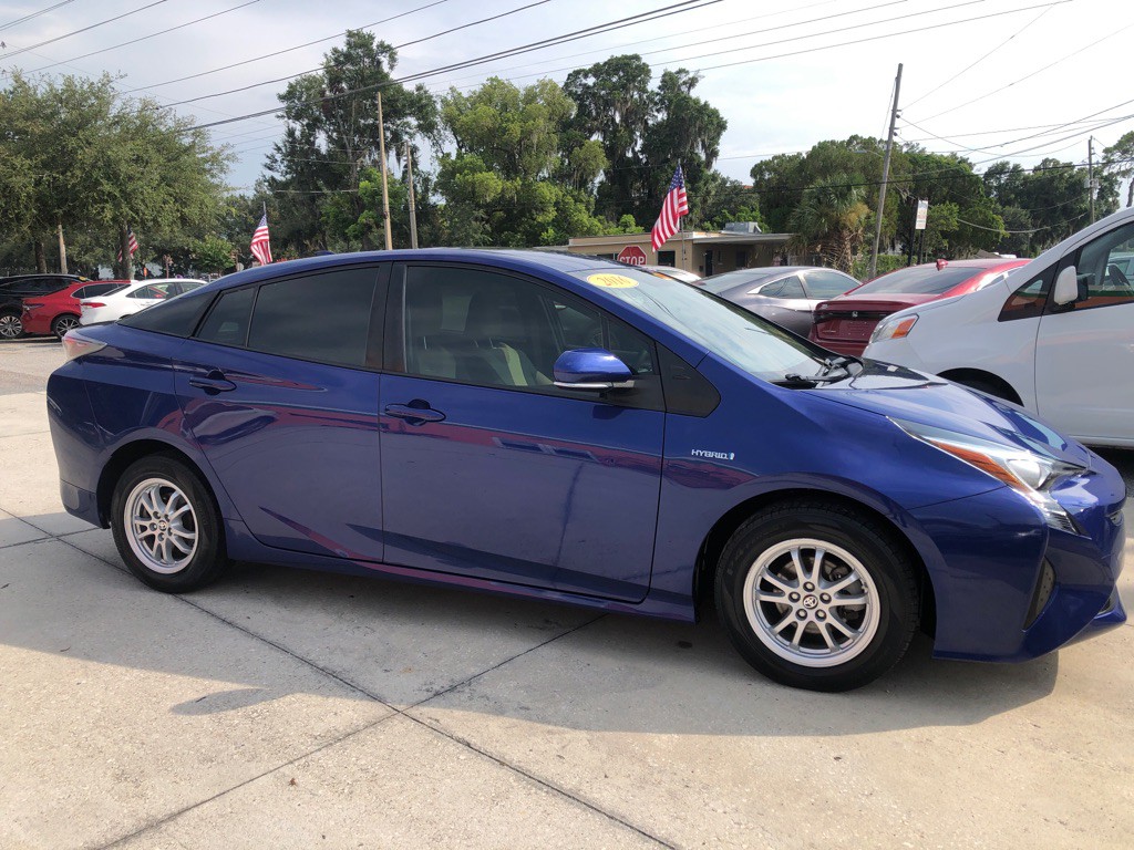 2016 Toyota Prius Image 2