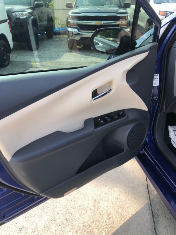 2016 Toyota Prius Image 16