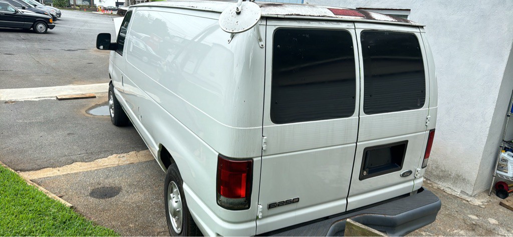 2006 Ford Econoline Image 1
