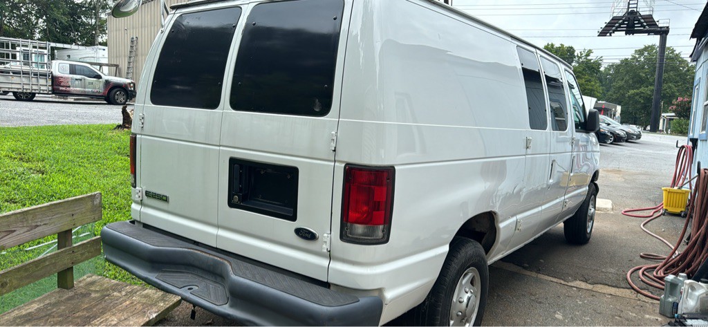 2006 Ford Econoline Image 2
