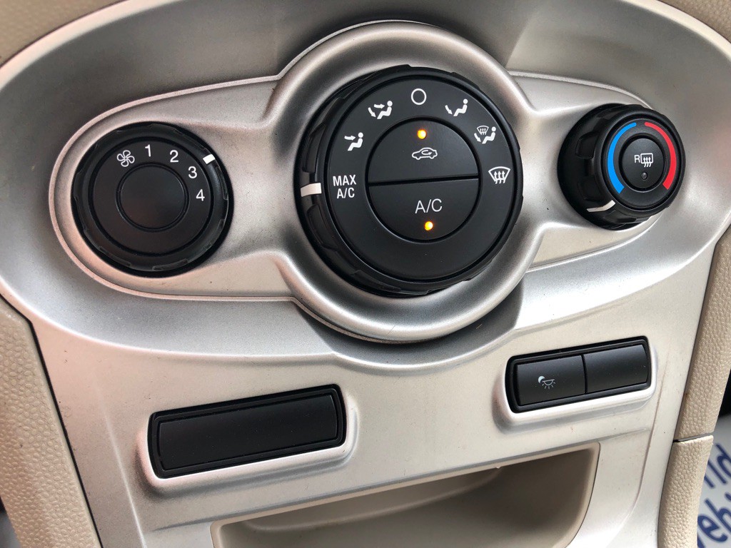 2014 Ford Fiesta Image 27