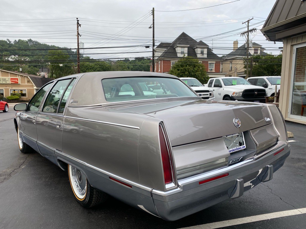 1996 Cadillac Fleetwood Image 4