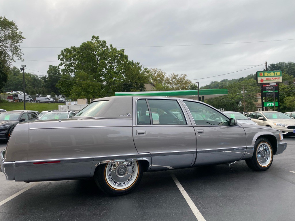 1996 Cadillac Fleetwood Image 8
