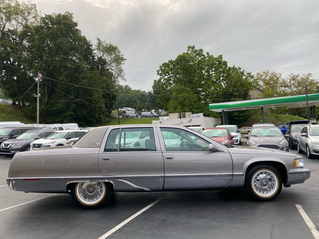 1996 Cadillac Fleetwood Image 9