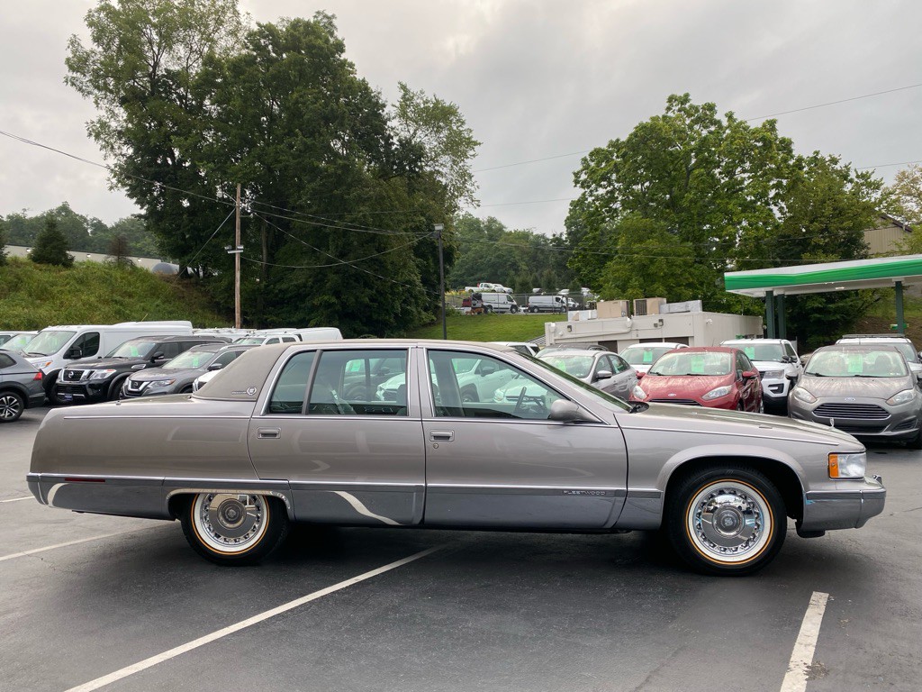 1996 Cadillac Fleetwood Image 10