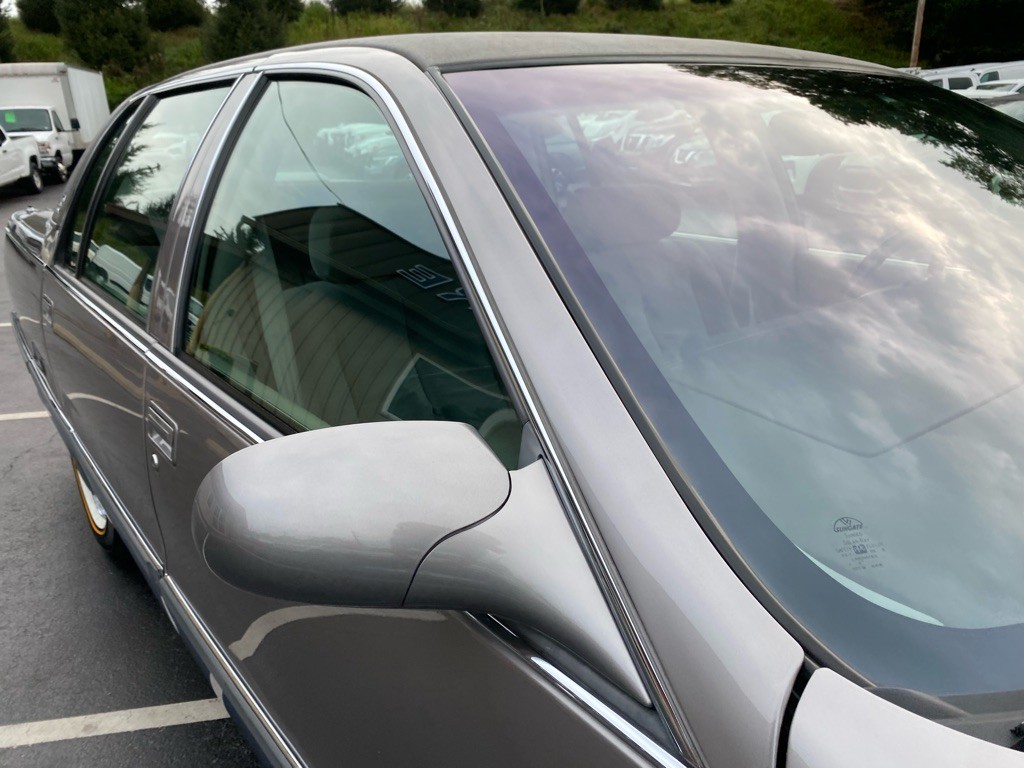 1996 Cadillac Fleetwood Image 22