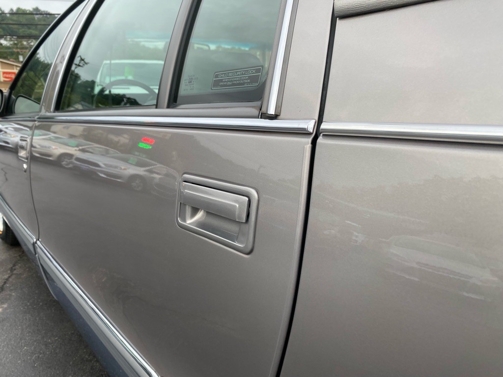 1996 Cadillac Fleetwood Image 41