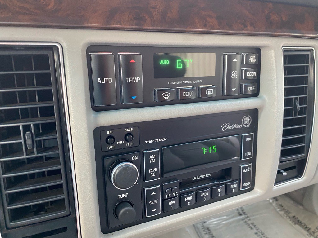 1996 Cadillac Fleetwood Image 70