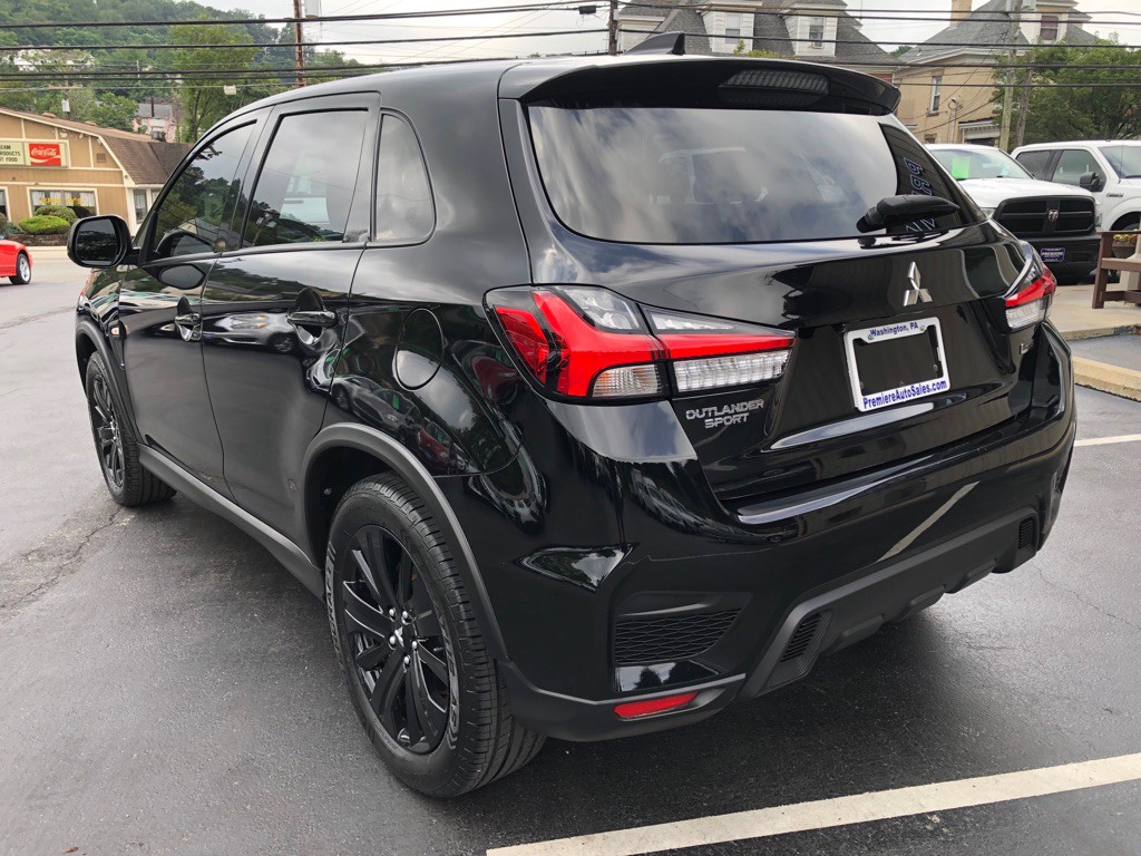 2022 Mitsubishi Outlander Image 3