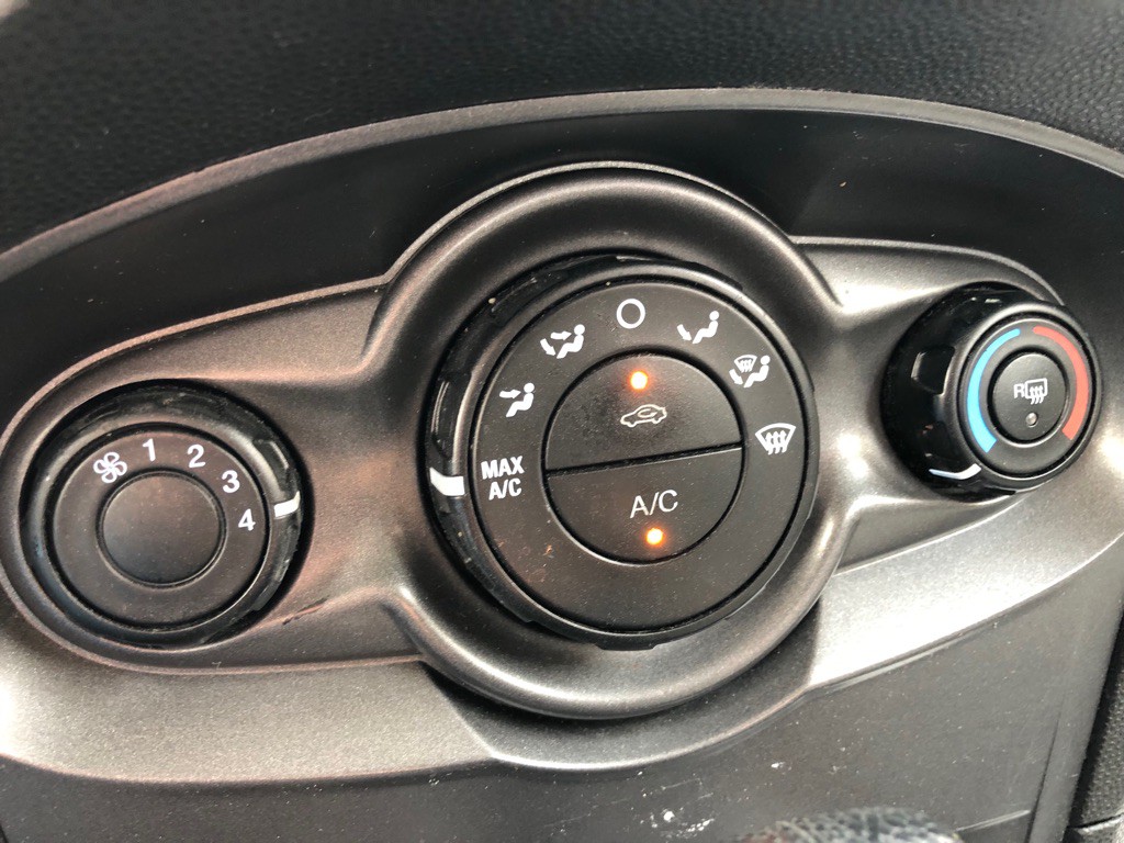 2015 Ford Fiesta Image 26