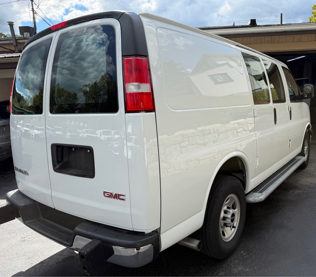 2023 GMC Savana Image 2