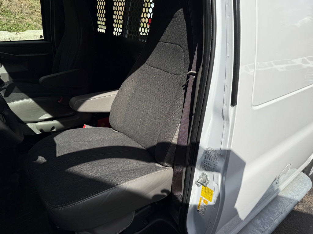 2023 GMC Savana Image 3