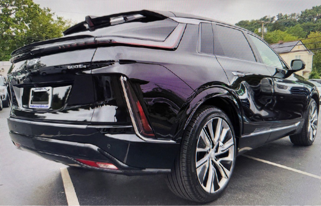 2024 Cadillac Lyriq Image 2