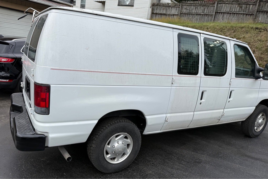 2010 Ford Econoline Image 2