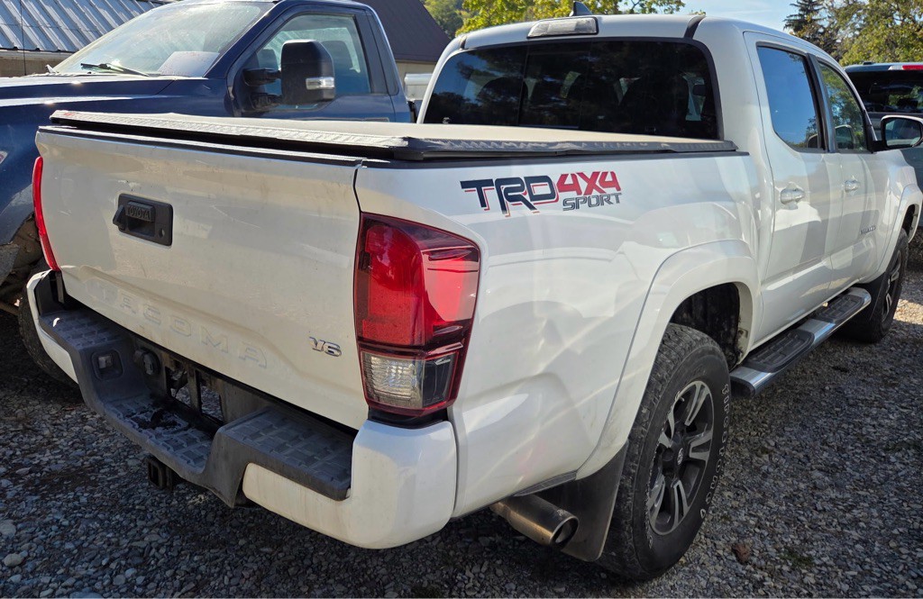 2019 Toyota Tacoma Image 2