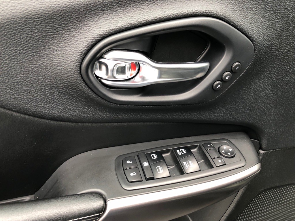 2019 Jeep Cherokee Image 16