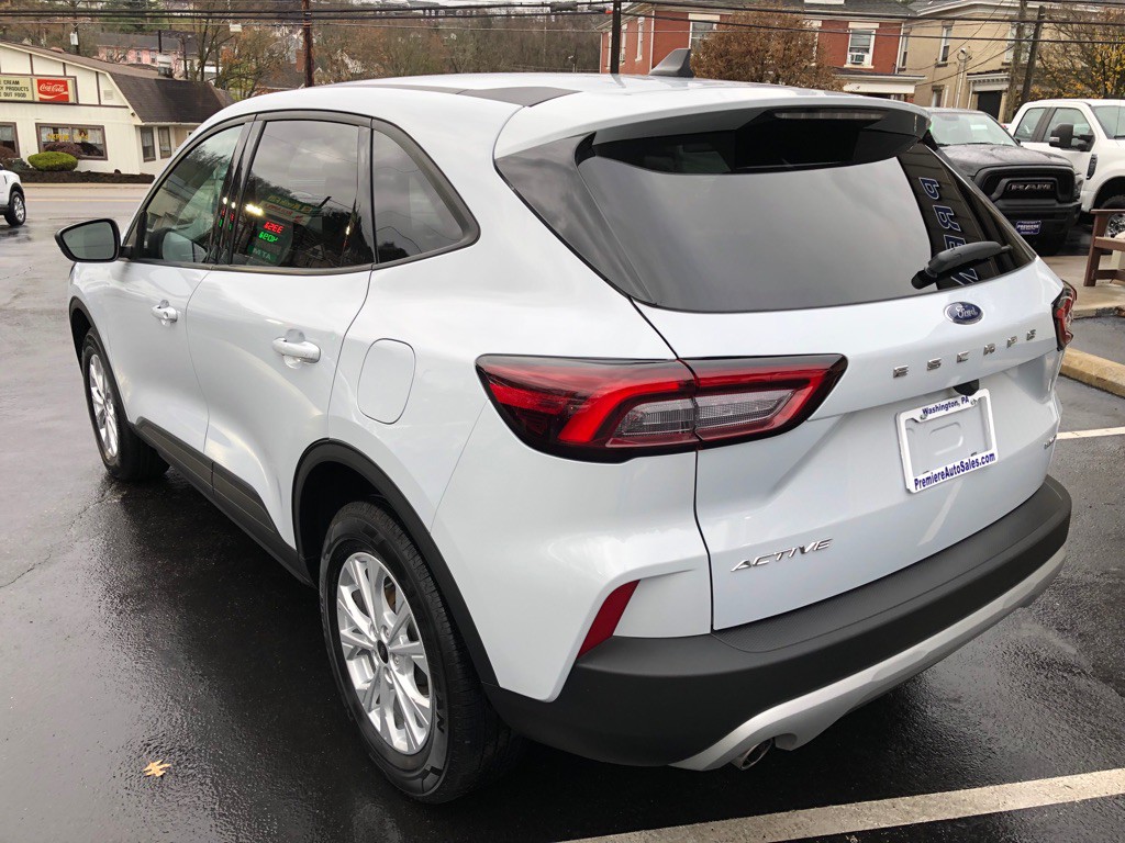 2025 Ford Escape Image 3