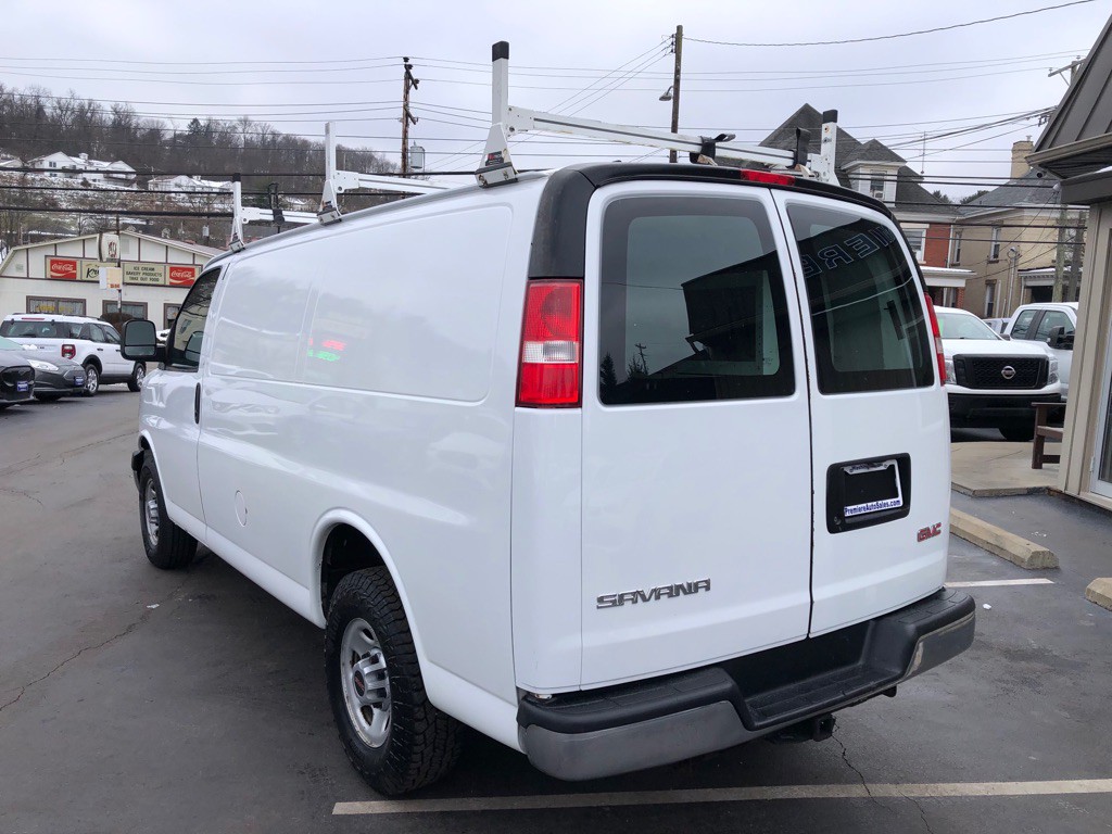 2017 GMC Savana Image 3