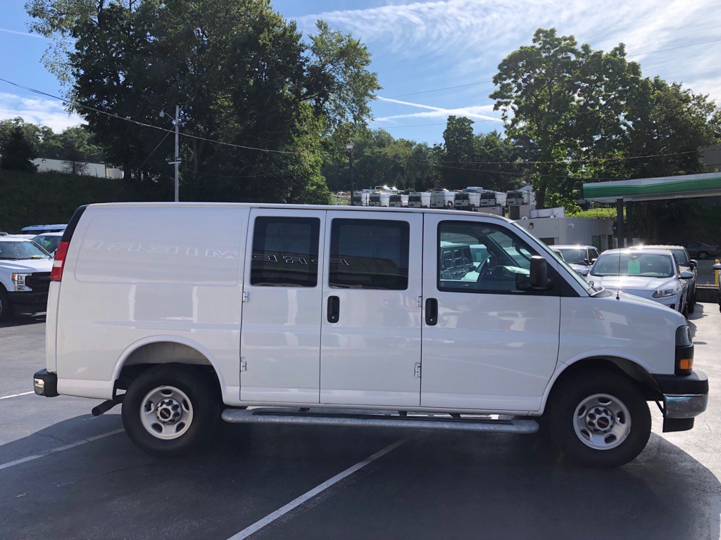 2025 GMC Savana Image 7