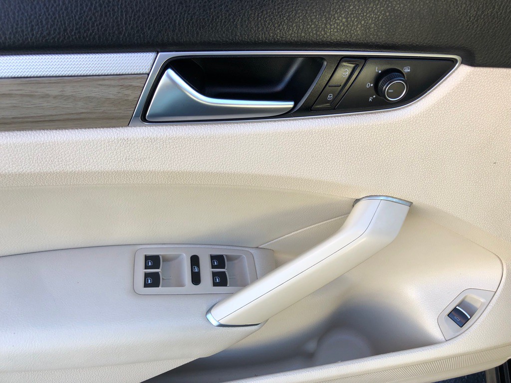 2017 Volkswagen Passat Image 18