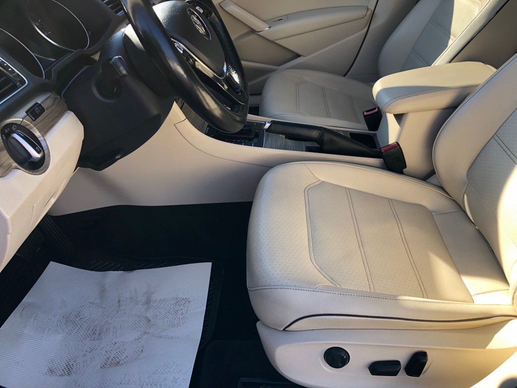 2017 Volkswagen Passat Image 19