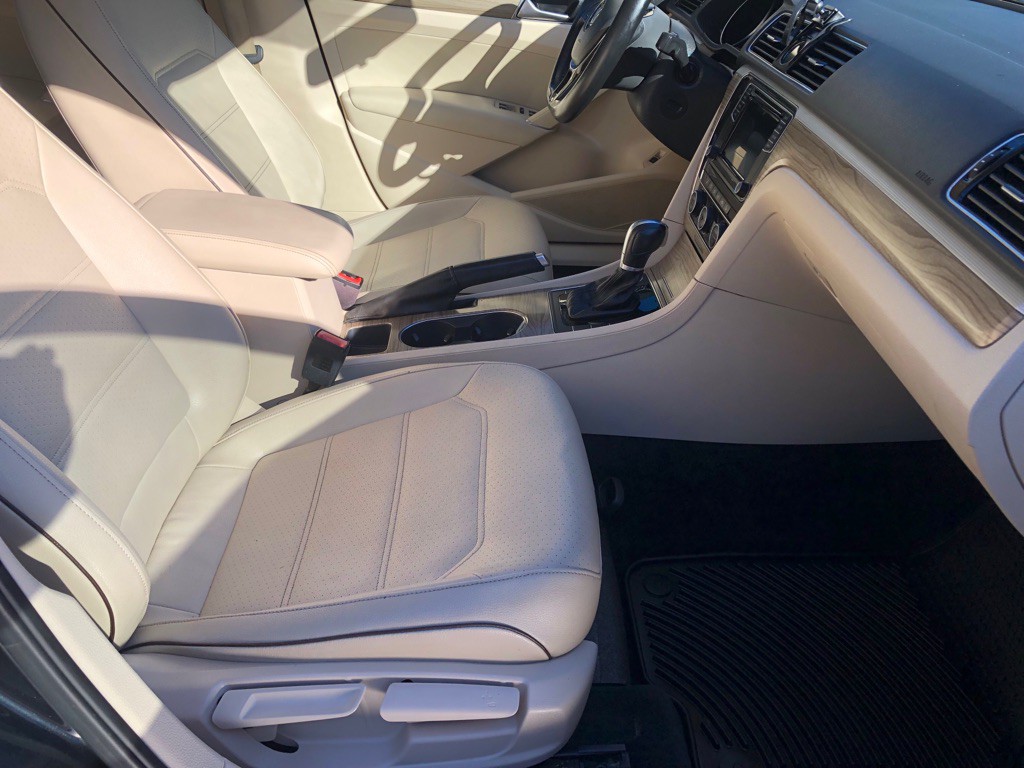 2017 Volkswagen Passat Image 25