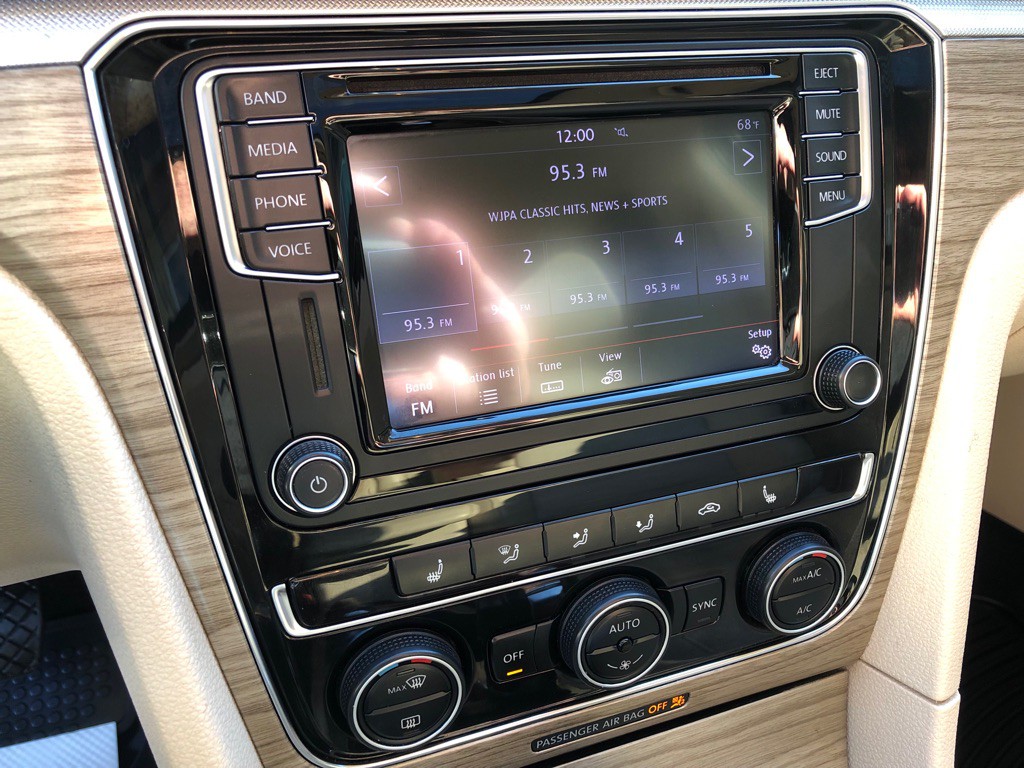2017 Volkswagen Passat Image 28