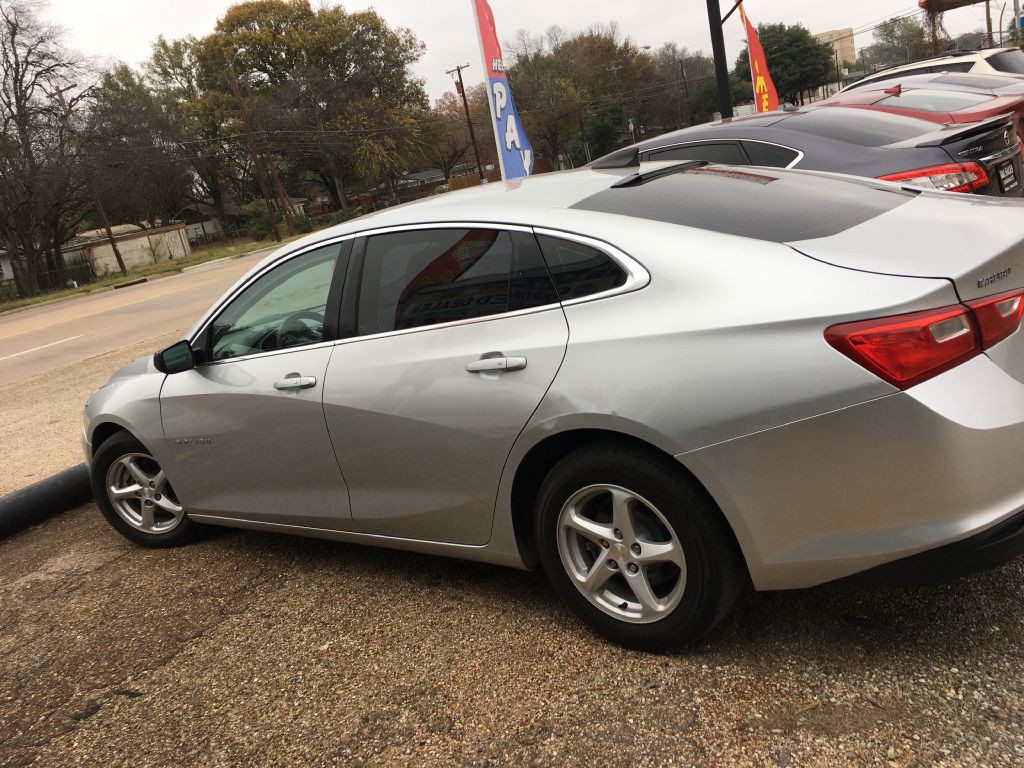 2017 Chevrolet Malibu Image 1