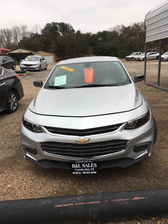 2017 Chevrolet Malibu Image 2