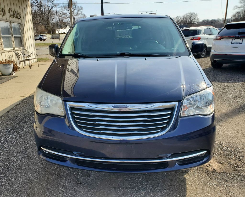 2016 Chrysler Town & Country Image 2