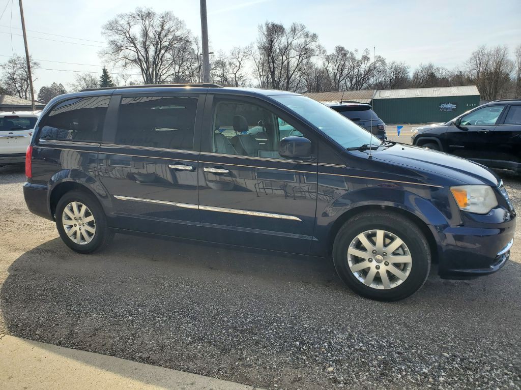 2016 Chrysler Town & Country Image 3