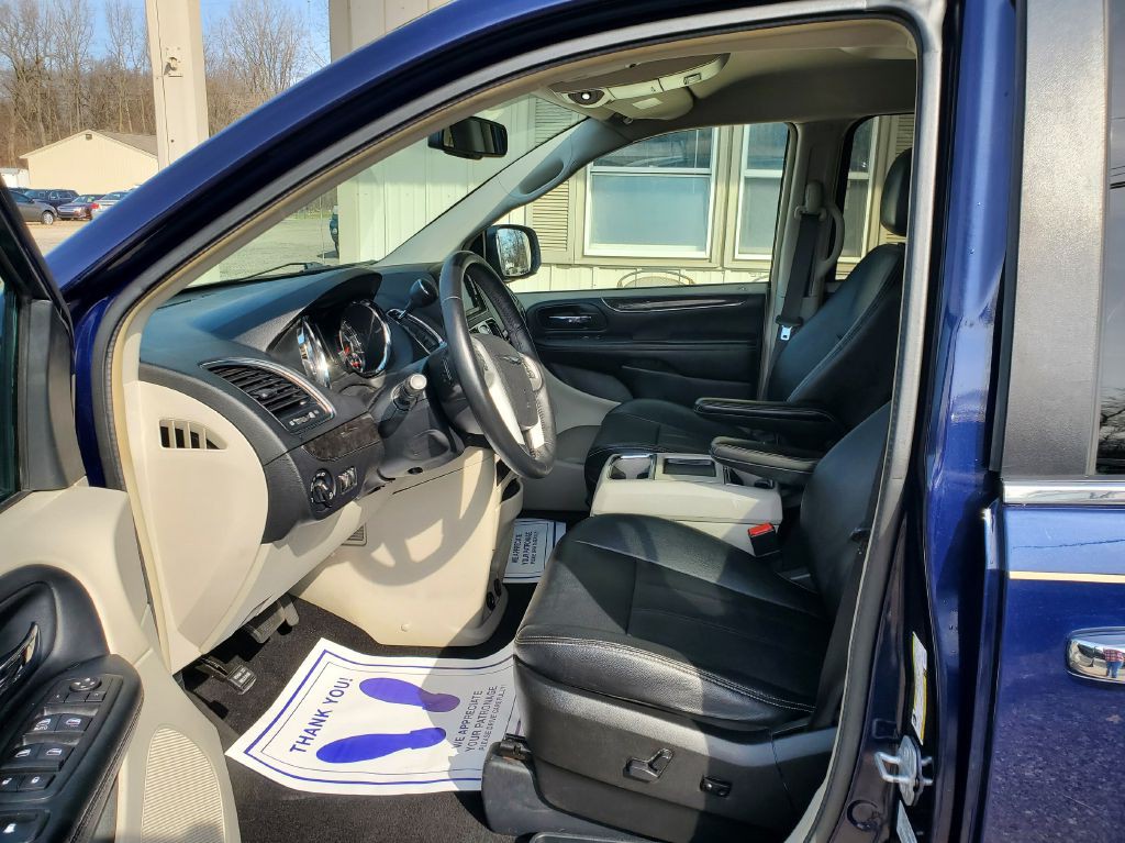 2016 Chrysler Town & Country Image 5