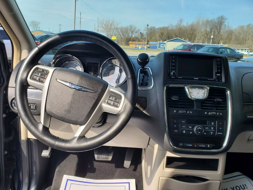 2016 Chrysler Town & Country Image 6