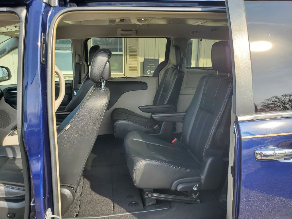 2016 Chrysler Town & Country Image 7