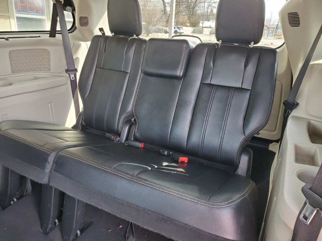 2016 Chrysler Town & Country Image 9