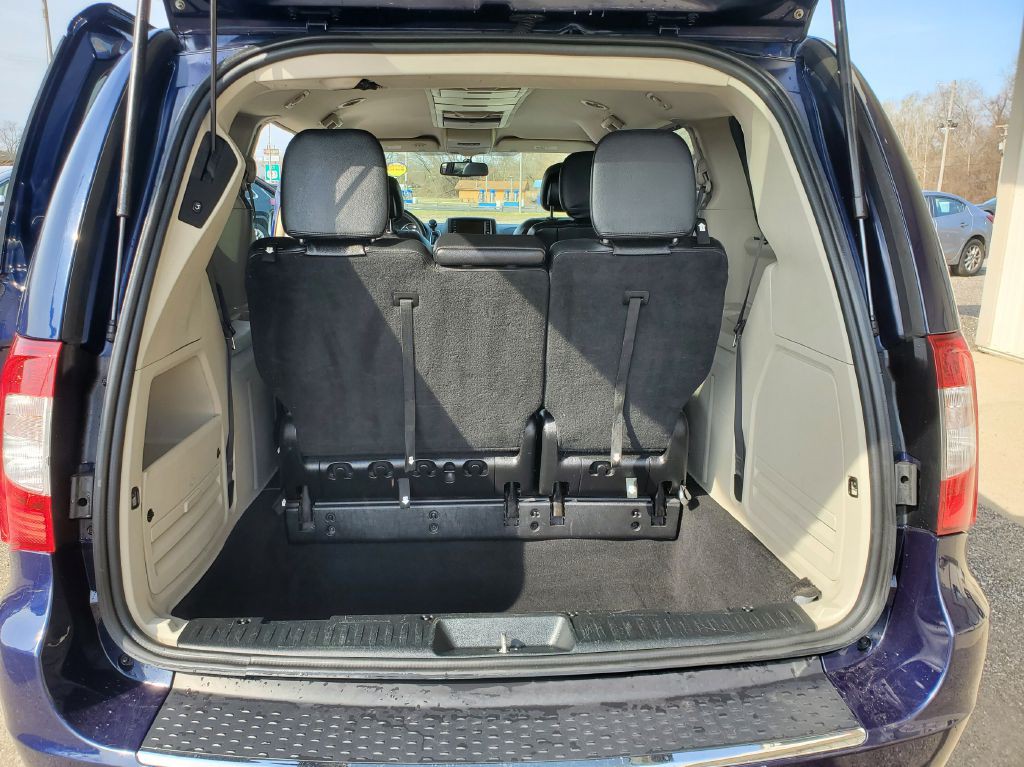 2016 Chrysler Town & Country Image 10