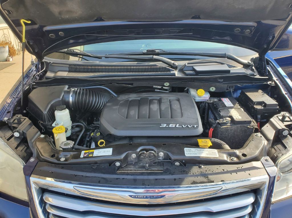 2016 Chrysler Town & Country Image 11