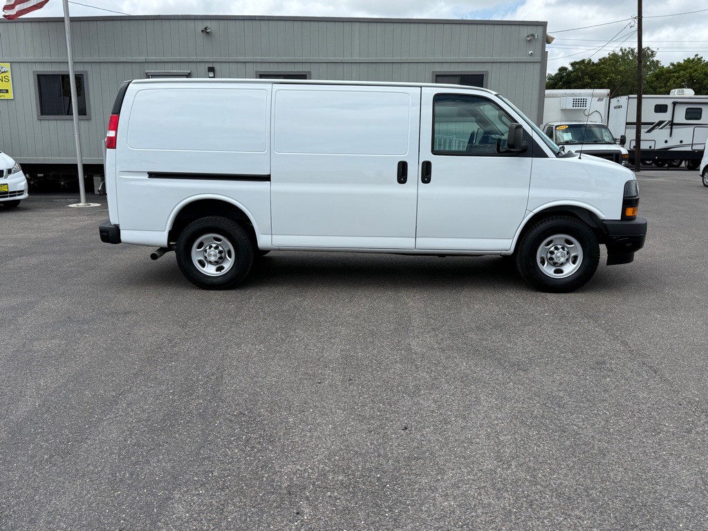 2021 Chevrolet Express Image 4