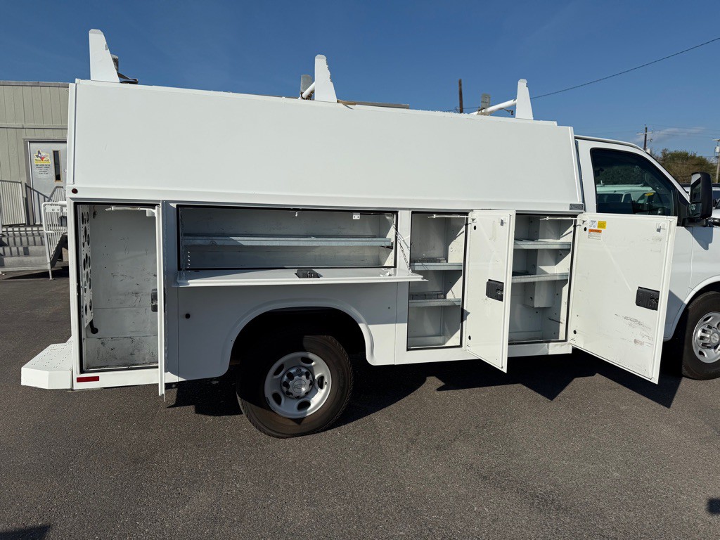 2017 Chevrolet Express Image 9