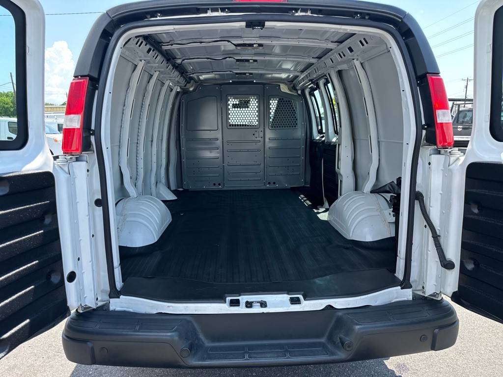 2022 Chevrolet Express Image 10