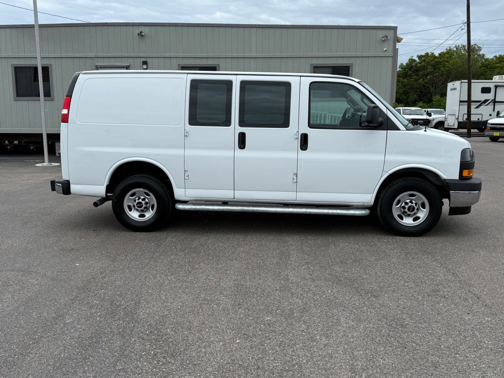 2023 GMC Savana Image 4