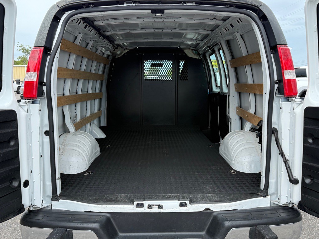 2023 GMC Savana Image 10