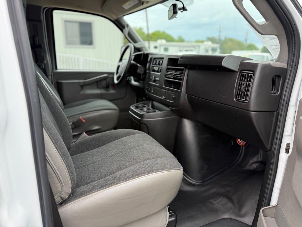 2023 GMC Savana Image 12